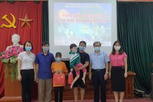 Ngành GD&ĐT Hưng Yên thăm động viên, tặng quà tết Trung Thu cho các em học sinh mồ côi cha mẹ có hoàn cảnh khó khăn năm 2021